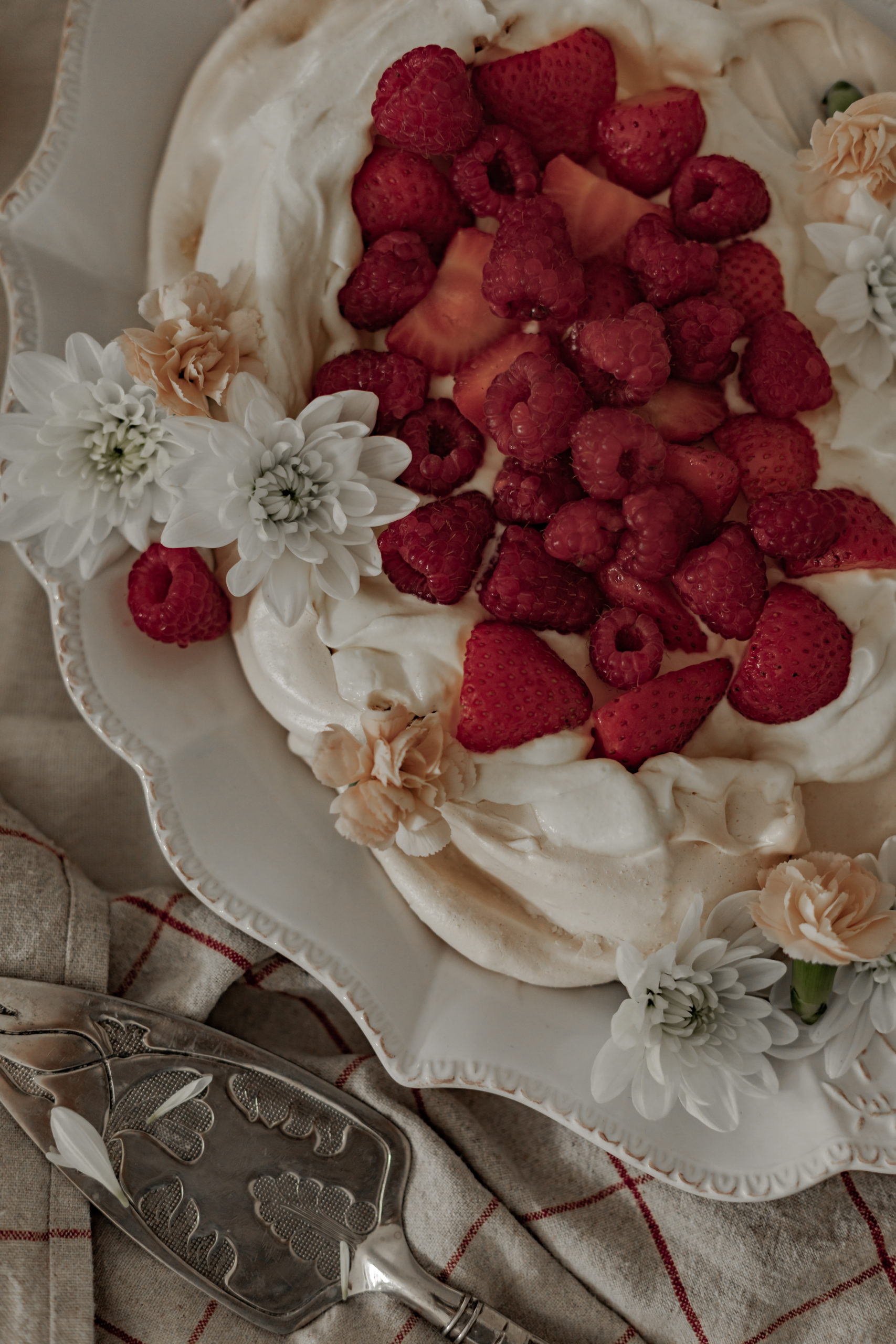 Pavlova aux fraises & aux framboises